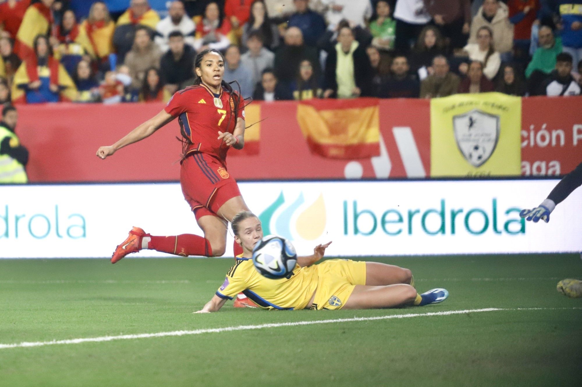 La victoria de la selección femenina de fútbol ante Suecia en La Rosaleda, en imágenes