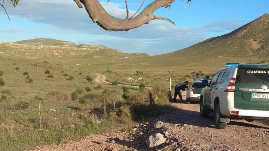 Un agente custodia el camino al pozo donde habría estado Gabriel.