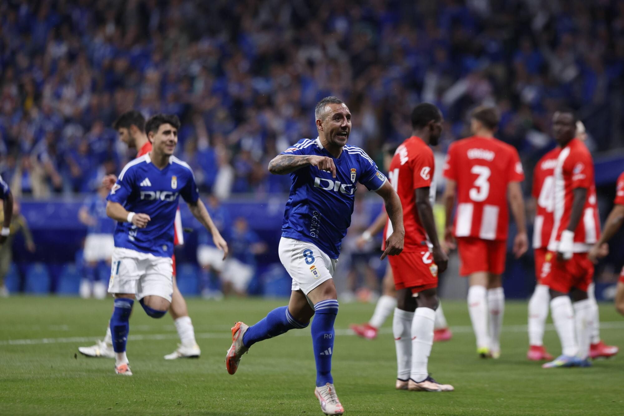 EN IMÁGENES: Ambientazo en la vuelta del play off entre Oviedo y Almería en el Carlos Tartiere