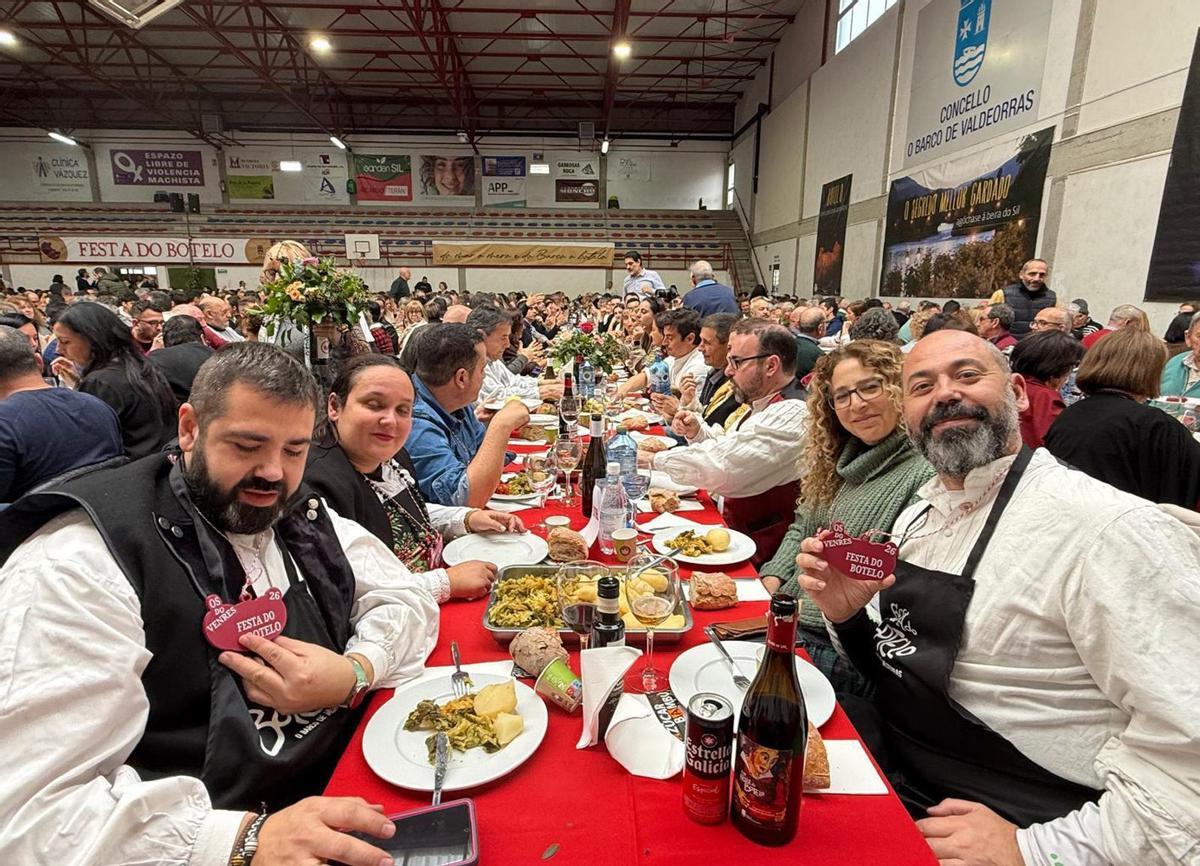 Las largas mesas de comensales en el Pavillón Polideportivo de Calabagueiros. |  Fotos: FdV