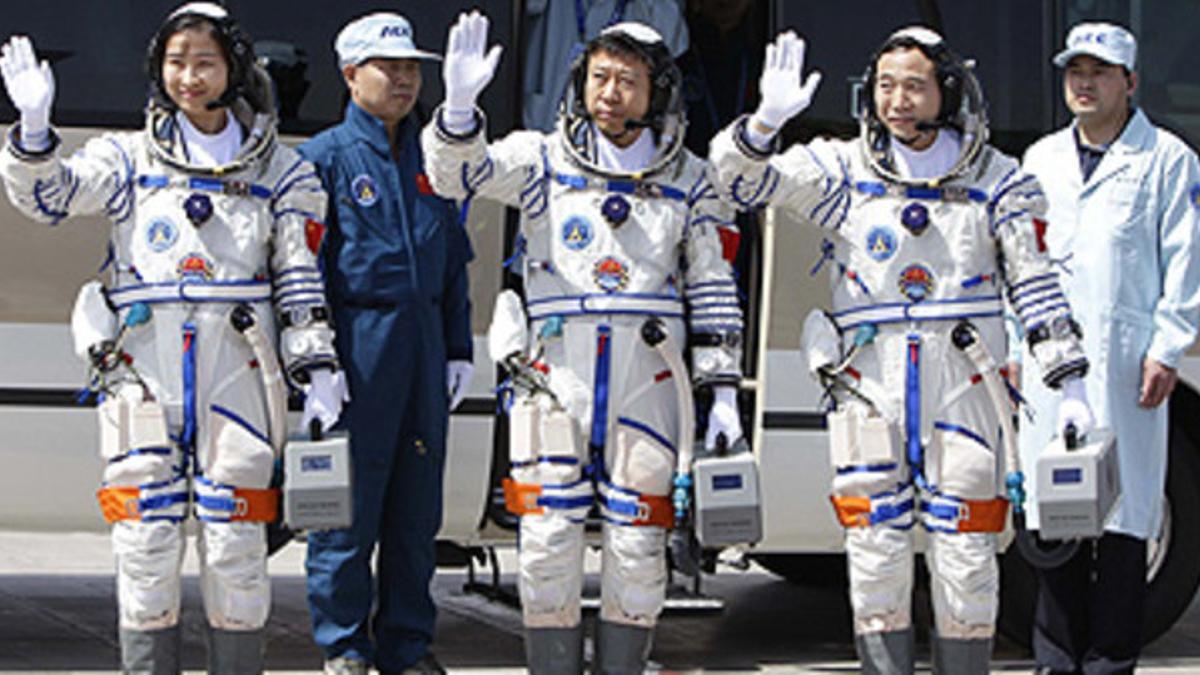 De derecha a izquierda, Jin Hai Peng, Liu Wang y Liu Yang, astronautas chinos.