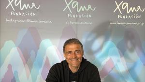 Luis Enrique posa frente al decorado de la Fundación Xana de la que es patrono fundador.