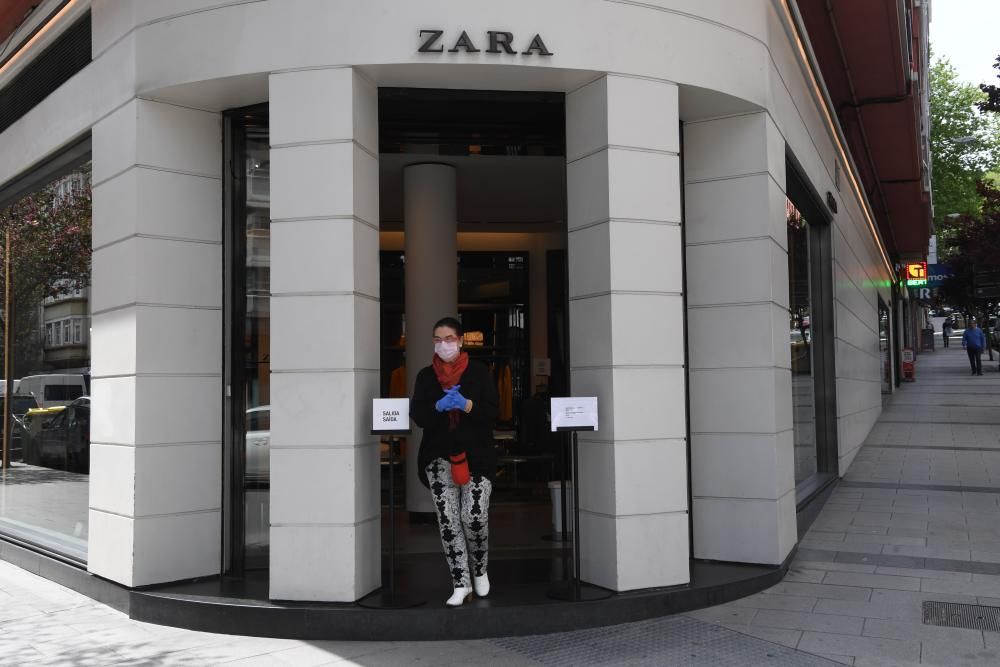 entre las tiendas que se abren este jueves se encuentra la situada en la calle Juan Flórez de A Coruña, la primera tienda que Amancio Ortega abrió con la marca Zara en 1975.