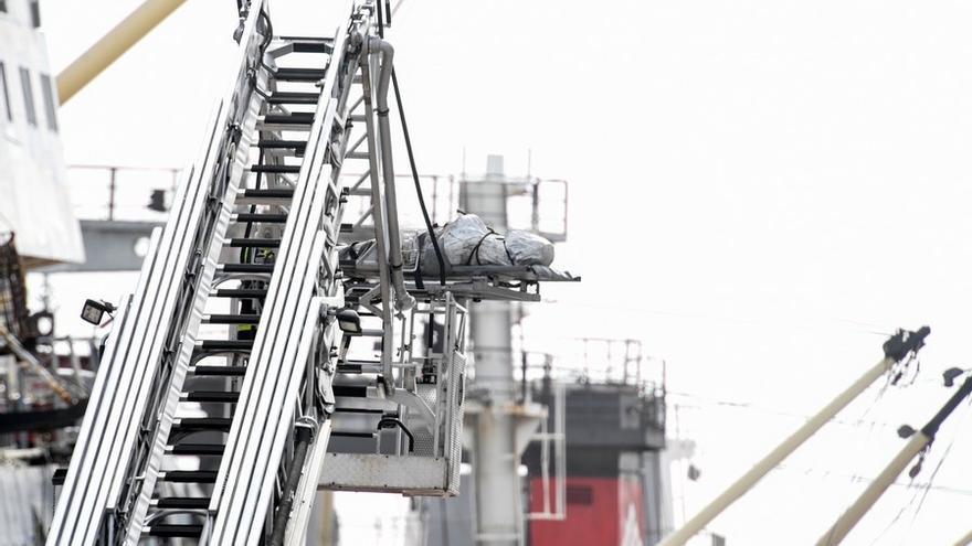 Extinguido el incendio en un barco en el puerto de La Luz con tres fallecidos