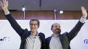 El líder del PP, Alberto Núñez Feijóo, y el presidente del partido en Catalunya, Alejandro Fernández, en un acto en Barcelona el 14 de marzo. 