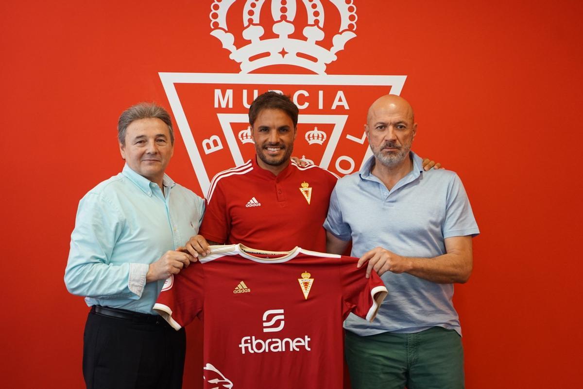 Pedro León con Agustín Ramos y Manolo Molina tras confirmarse en 2022 su regreso al Real Murcia