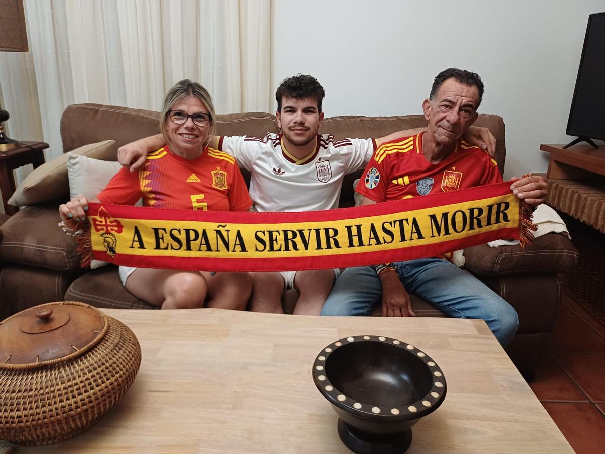 Adrián Díaz con sus padres preparados para la final.