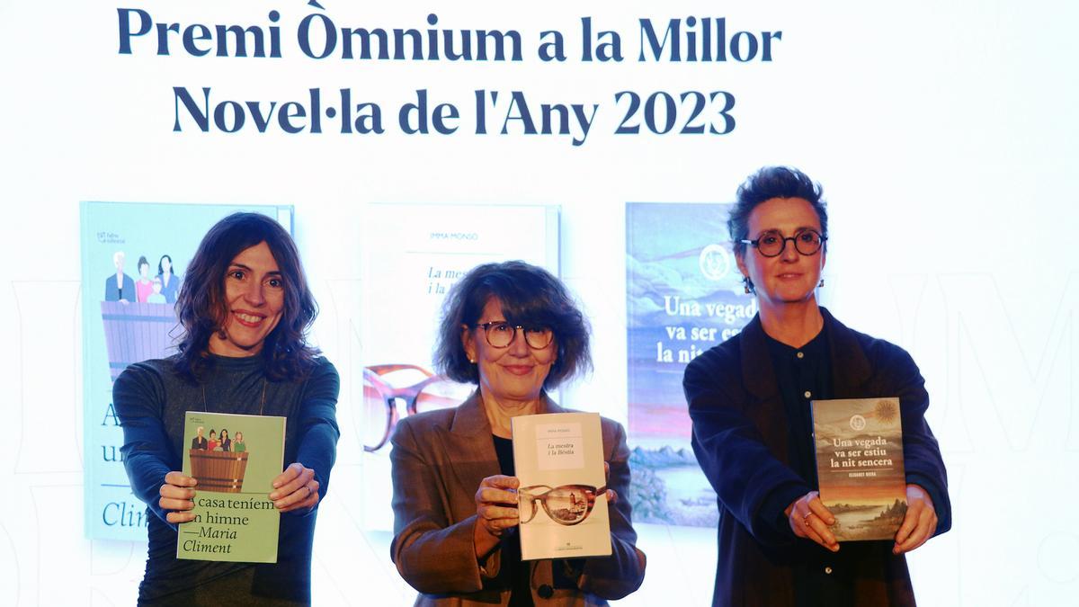 Las finalistas del '7è Premi Òmnium a la Millor Novel·la de l'Any' Maria Climent, Imma Monsó y Elisabet Riera