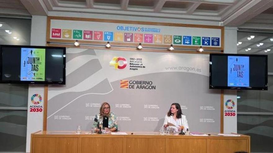 Mayte Pérez, consejera de presidencia de la DGA, y María Goikoetxea, directora del IAM, durante la rueda de prensa.