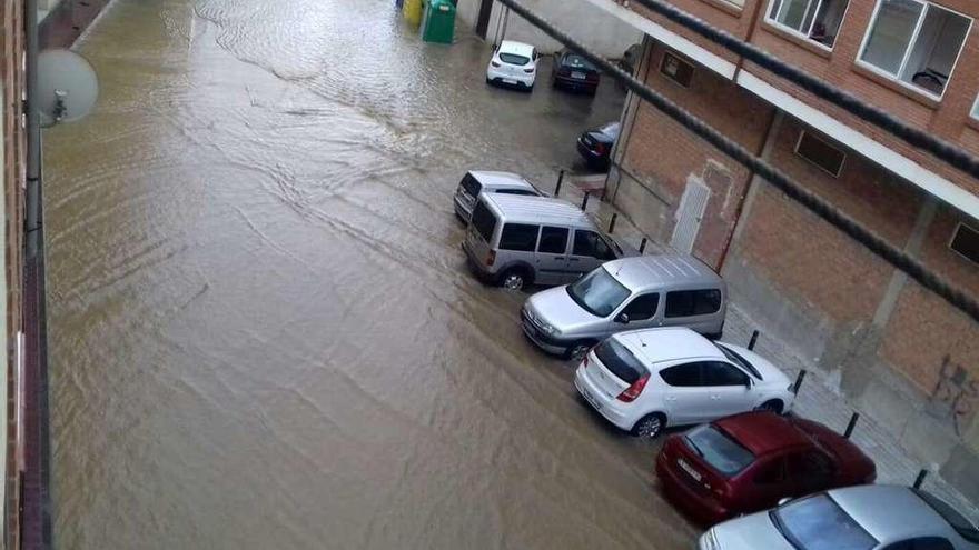 Una fuerte tormenta provoca balsas de agua en varias calles de Benavente