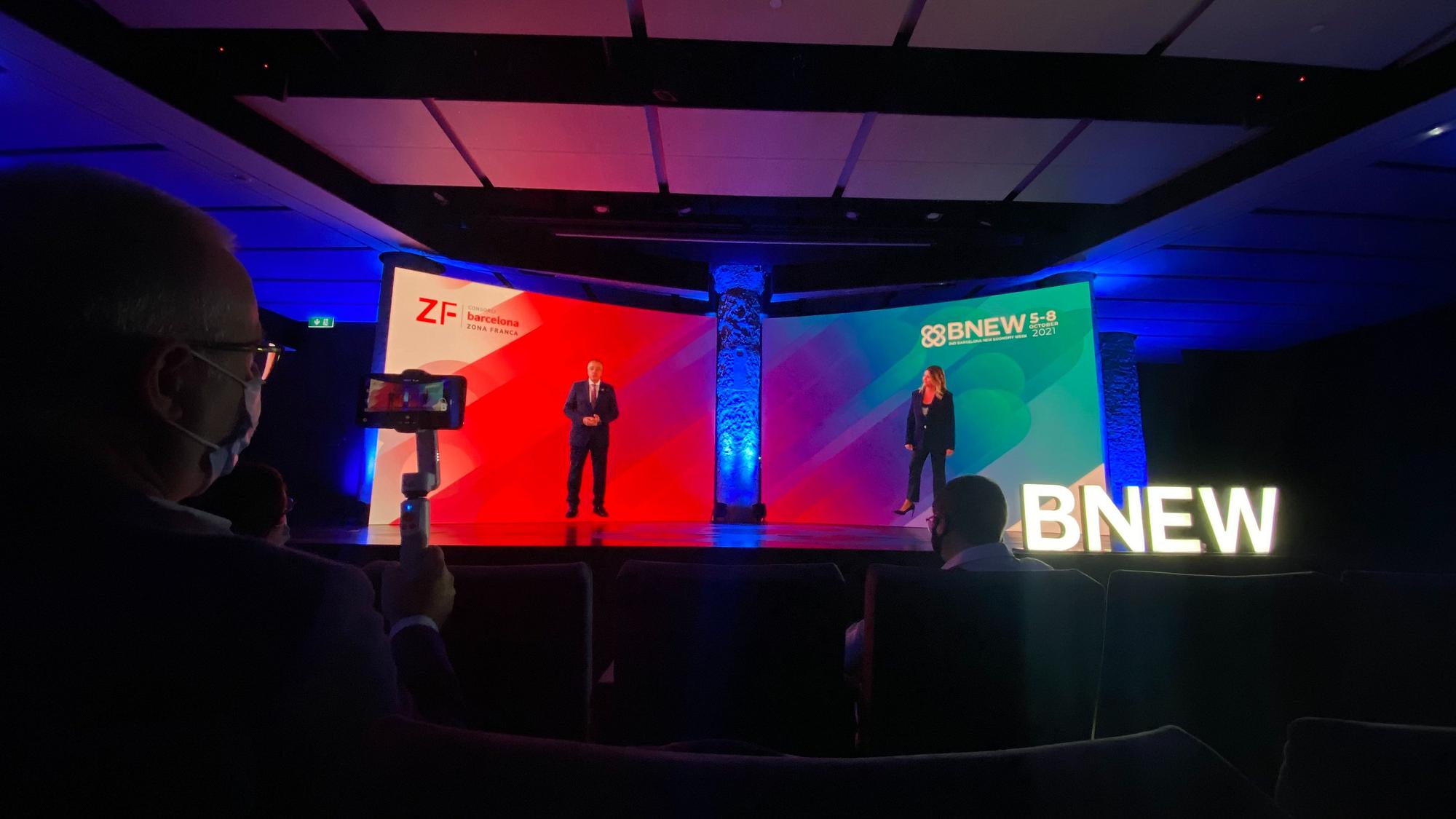 Los hologramas de Pere Navarro y Blanca Sorigué presentan el BNEW del 2021 en el plató de La Pedrera.