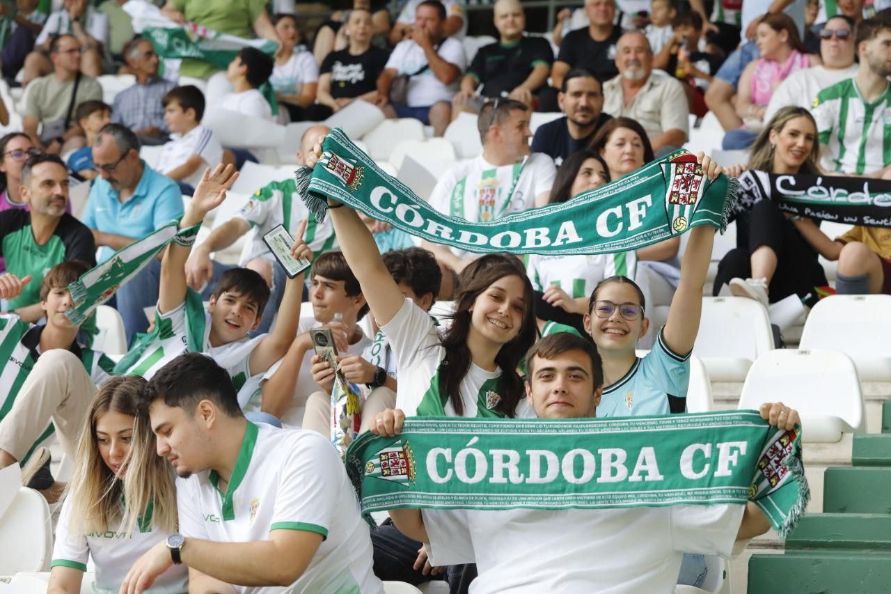 Córdoba CF-Ponferradina | Las imágenes de la afición blanquiverde en el play off de ascenso