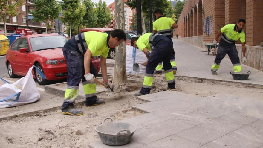 Jóvenes trabajando en el acondicionamiento de aceras en el programa del año pasado