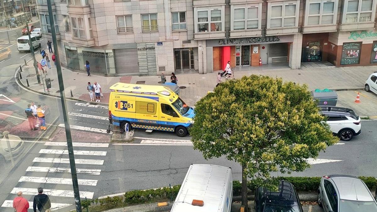 La ambulancia atendió al joven en el lugar.