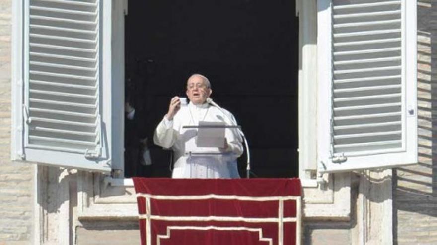 El Papa Francisco ejerce de farmaceútico