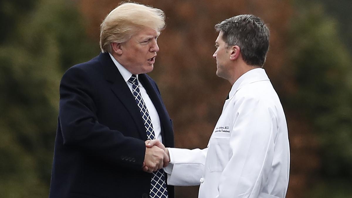 Trump junto al doctor de la Casa Blanca, Ronny Jackson.