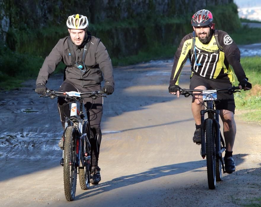 Más de 600 cicistas protagonizaron la quinta edición de la Bikedada entre Vigo y Eiras.