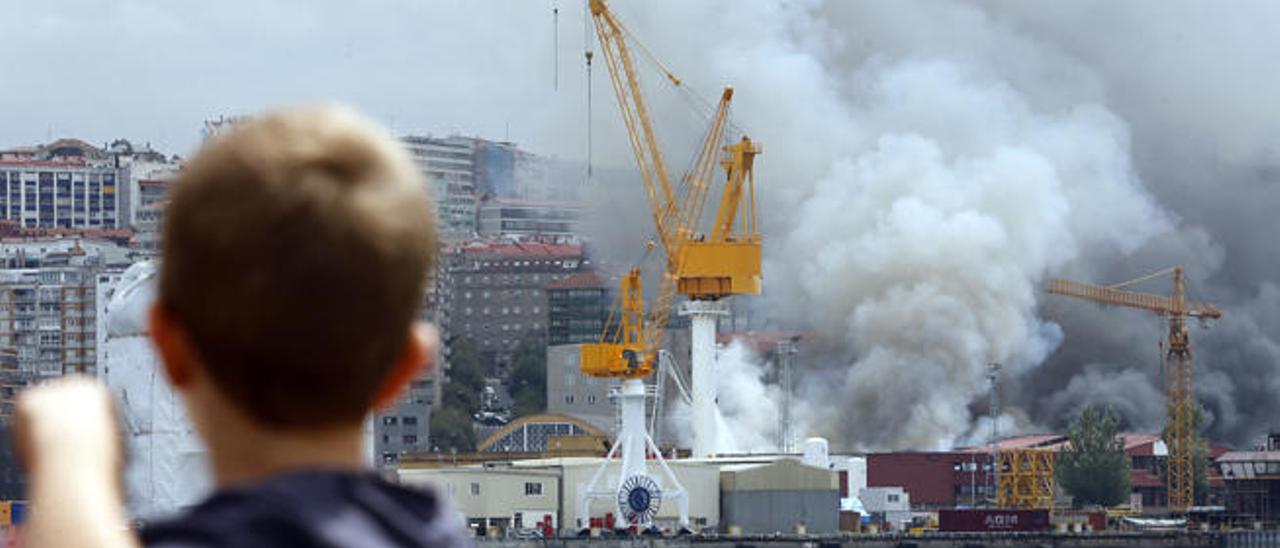 La columna de humo de Freiremar desde Bouzas // Marta G. Brea