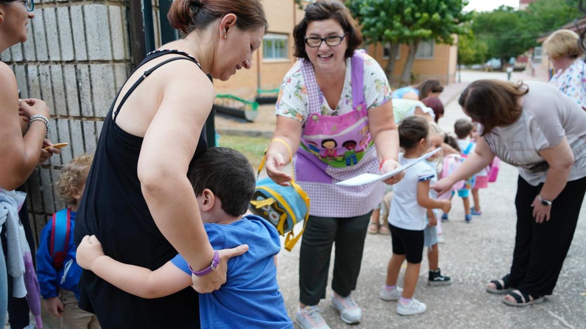 Alumnos de Infantil, a la entrada del colegio Moctezuma, en Cáceres.