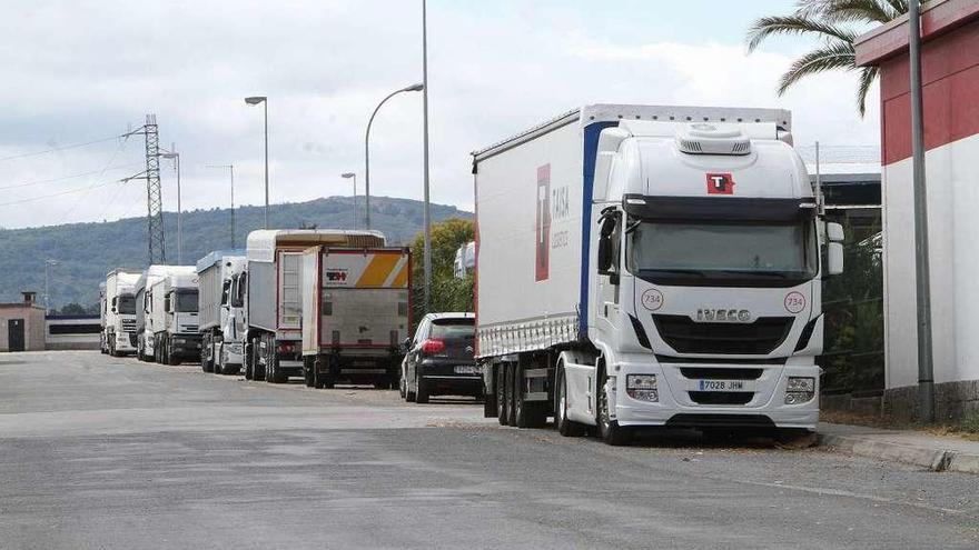 Camiones aparcados en el polígono industrial de San Cibrao, en Lugo