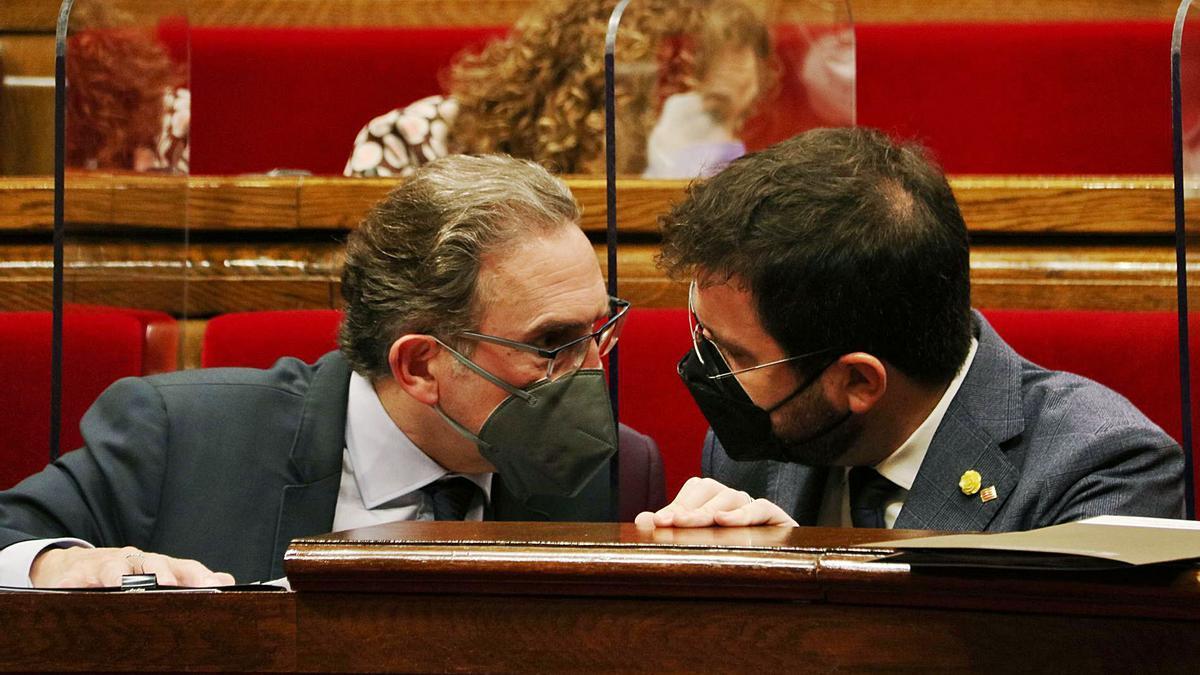 Jaume Giró conversa amb Pere Aragonès, al Parlament
