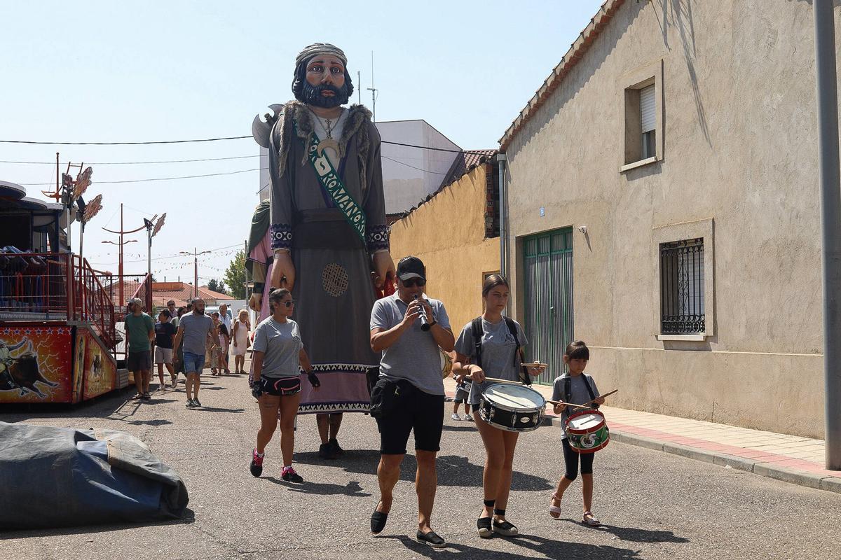 GALERÍA | Pasacalles de gigantes y cabezudos en Vilaralbo