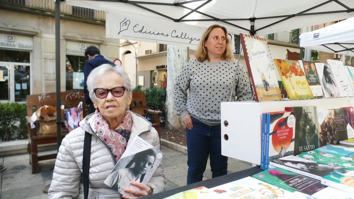 Roser Rosés a la parada d&#039;Edicions Cal·lígraf, dissabte passat