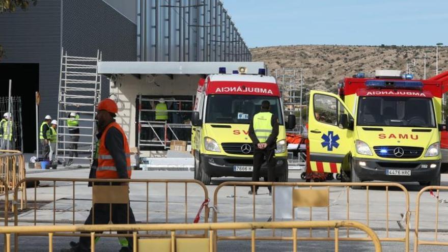 El SAMU, atendiendo al operario herido frente a la nueva nave de Tempe