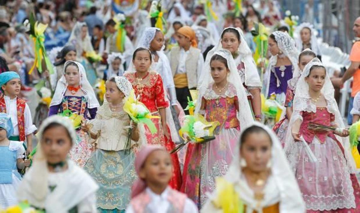 La Virgen se cubre de claveles