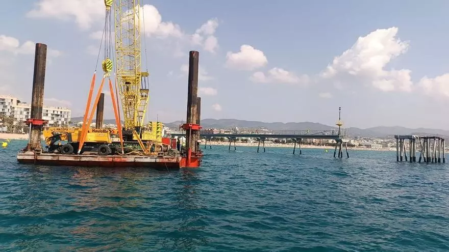 Traslado de la plataforma que va a a arreglar el pont del petroli en Badalona