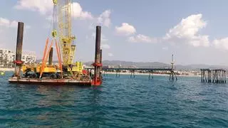 VÍDEO I Las obras del Pont del Petroli de Badalona se harán desde el mar: así han trasladado la enorme plataforma donde se ubica la grúa