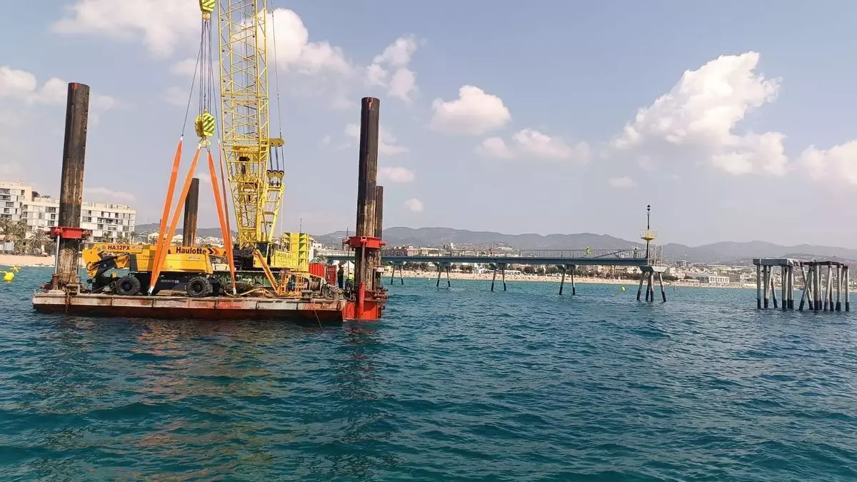 VÍDEO I Las obras del Pont del Petroli de Badalona se harán desde el mar: así han trasladado la enorme plataforma donde se ubica la grúa