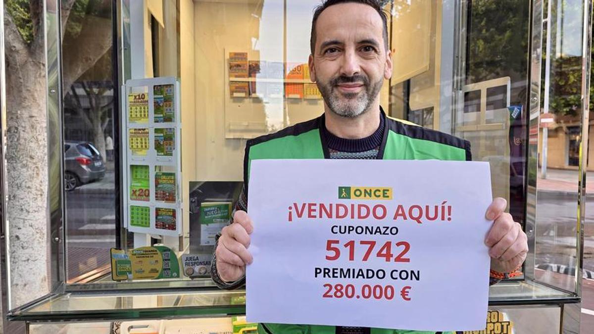 Pedro Reina, vendedor de la ONCE, ha dado el Cuponazo de la ONCE con 280.000 euros en Málaga capital