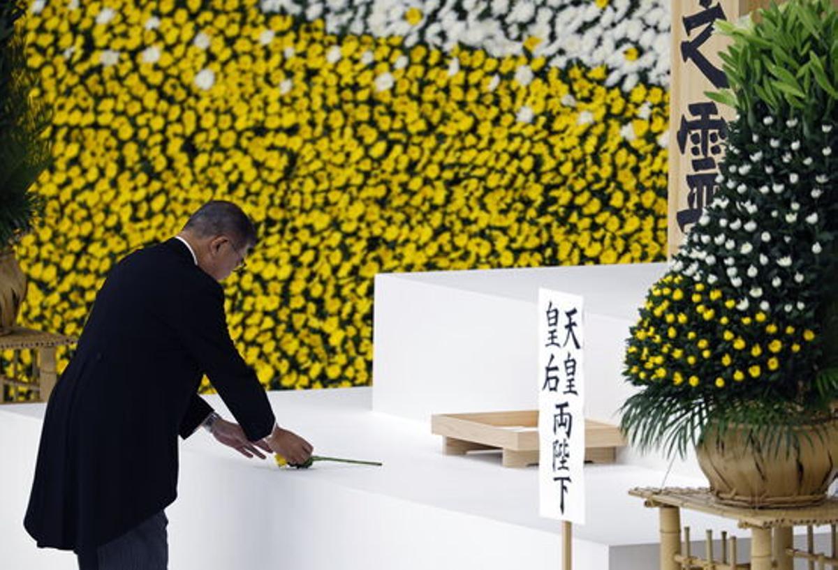 El primer ministro de Japón, Shigeru Ishiba, rinde homenaje a los muertos en la Segunda Guerra Mundial.