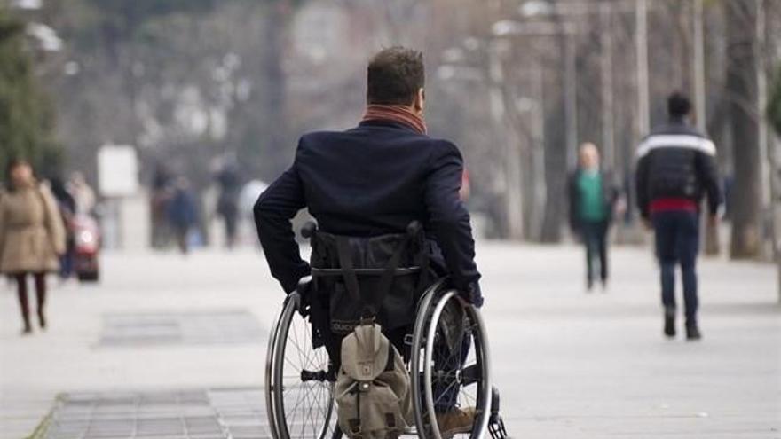 Un discapacitado con su silla de ruedas.