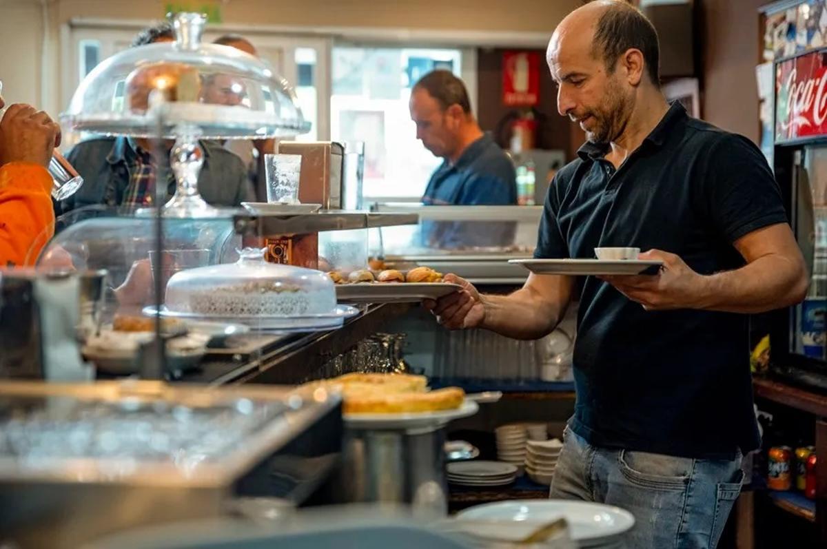 Un trabajador autónomo, en su negocio de hostelería.