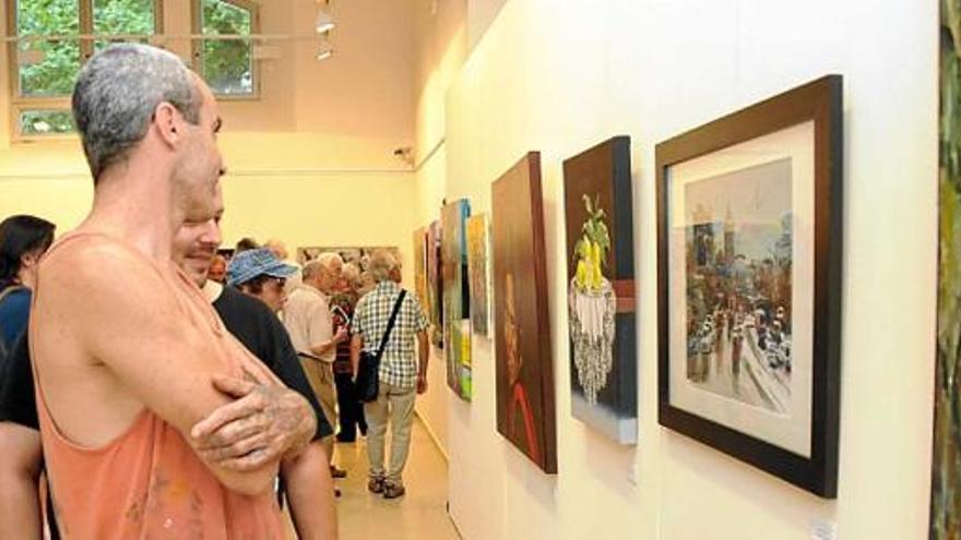 Uns visitants contemplen les obres de l&#039;exposició de l&#039;any passat