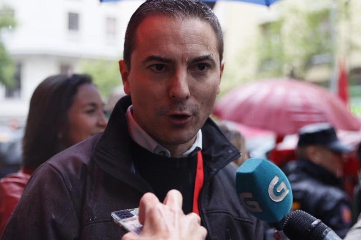 El secretario general del PSOE-M, Juan Lobato, atiende a los medios a su llegada a la sede socialista de Ferraz.