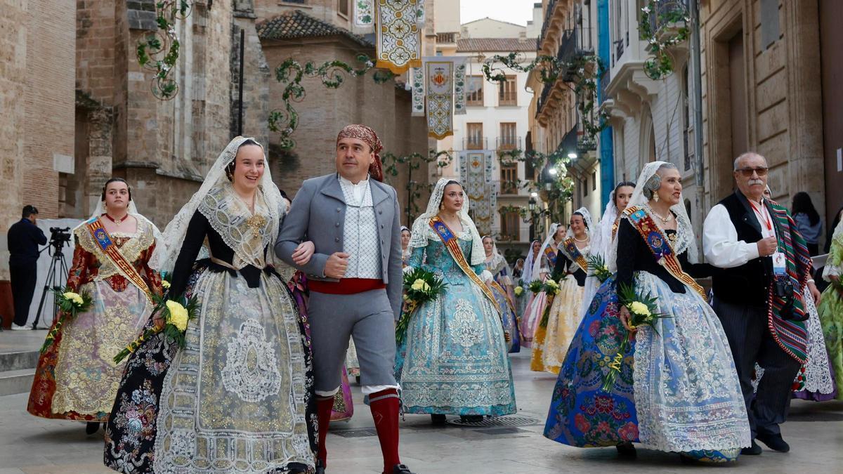 Pérez Llorca desfila el segundo de día de Ofrenda de las Fallas 2026