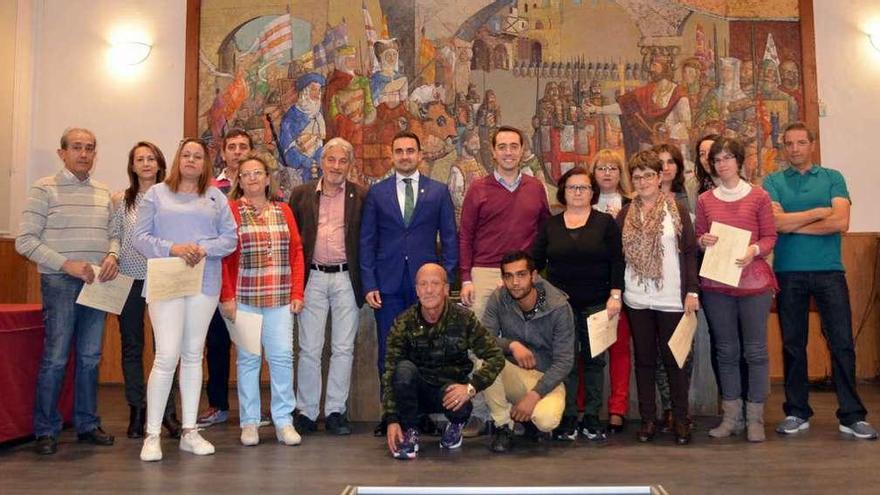 El alcalde de Benavente, Luciano Huerga, entrega un diploma en el acto de clausura del taller de empleo.