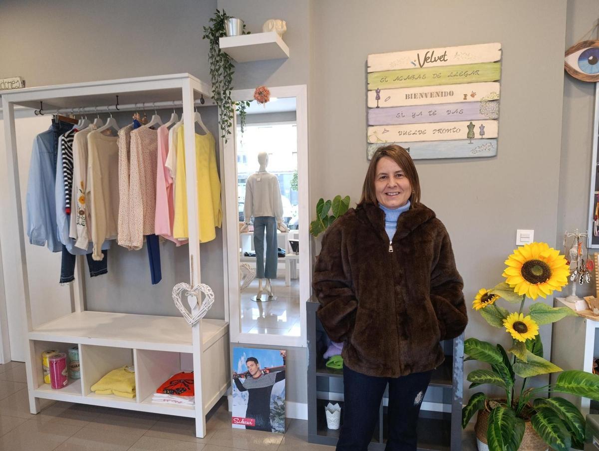 Bárbara Ruiz en su tienda, Velvet, en Lugo de Llanera.