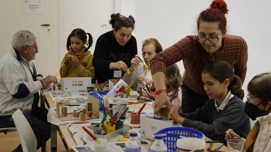 Participantes en el taller intergeneracional celebrado ayer en el MARCO.   | // RICARDO GROBAS