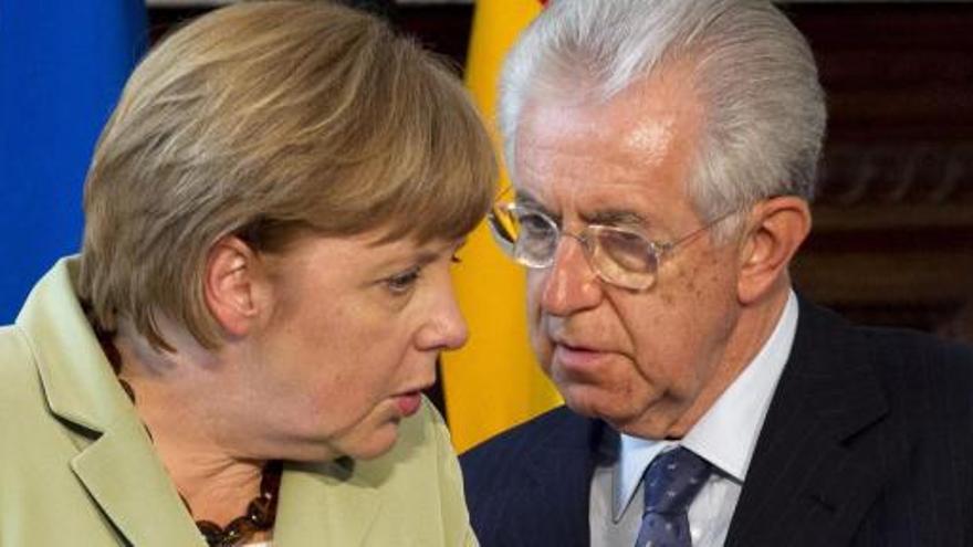 Merkel, junto a Monti.