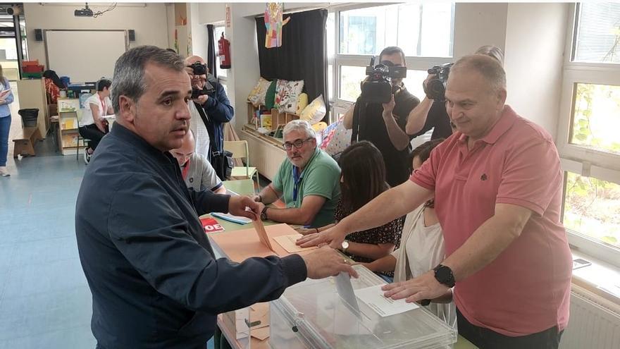 El alcalde de Aspe y candidato a la reelección por IU, Antonio Puerto García, votando esta mañana.