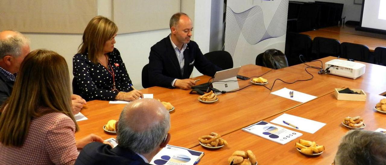 Reunión de David Regades y Digna Rivas con la Asociación de Empresarios de Redondela en 2019. |   // FDV