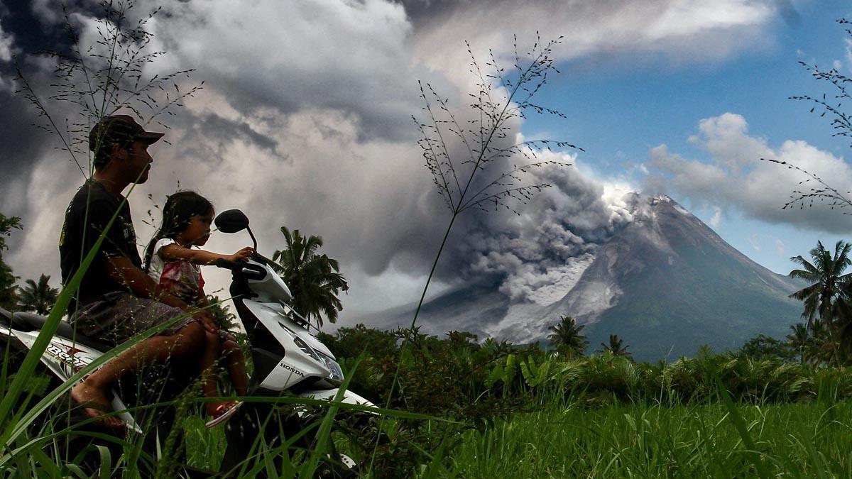  El humo espeso se eleva durante una erupción del Monte Merapi, el volcán más activo de Indonesia, visto desde la aldea de Tunggularum en Sleman 