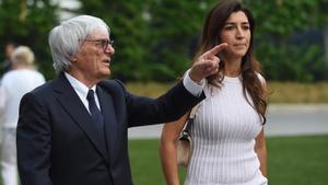 Bernie Ecclestone, con su última esposa, Fabiana Flosi, en un gran premio de F-1.