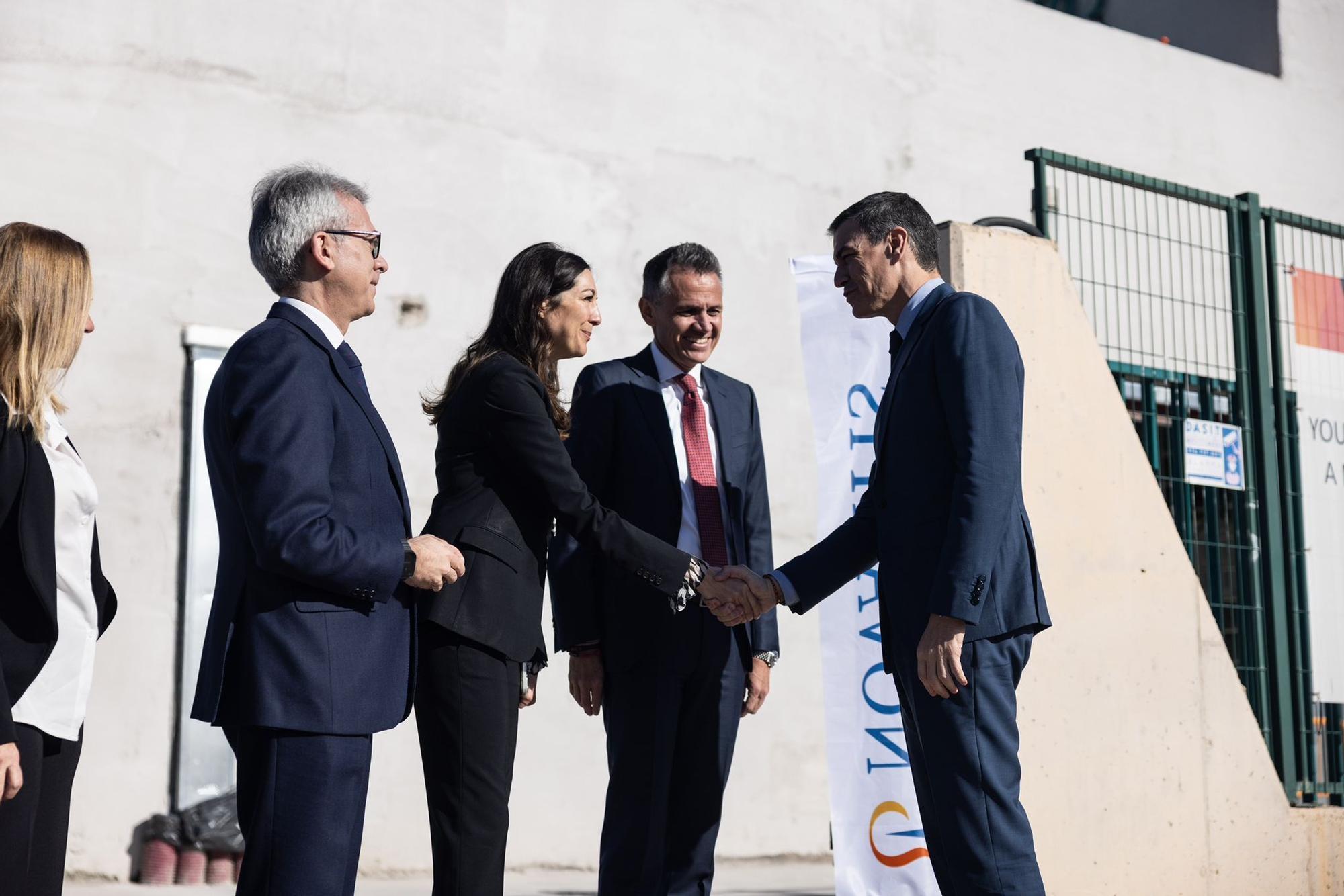 En imágenes | Pedro Sánchez visita las instalaciones de Novartis en La Almunia de Doña Godina