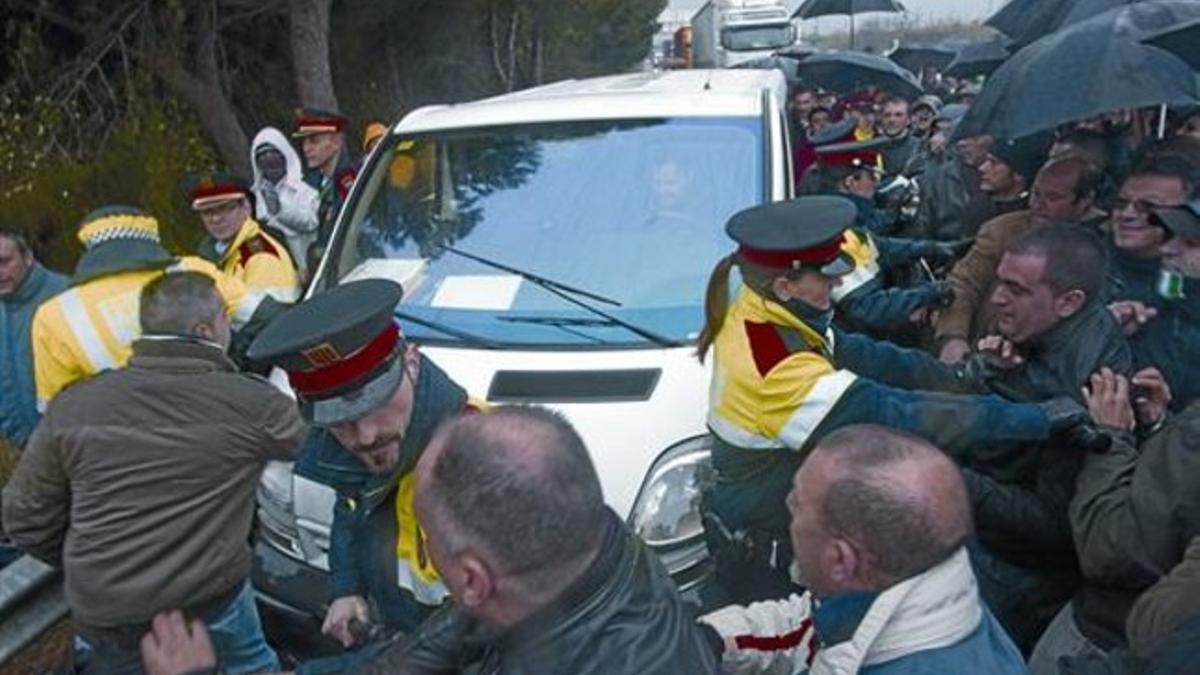 Tumulto  Los taxistas increpan al conductor de un taxi pirata durante el corte de la Ronda Litoral, ayer.