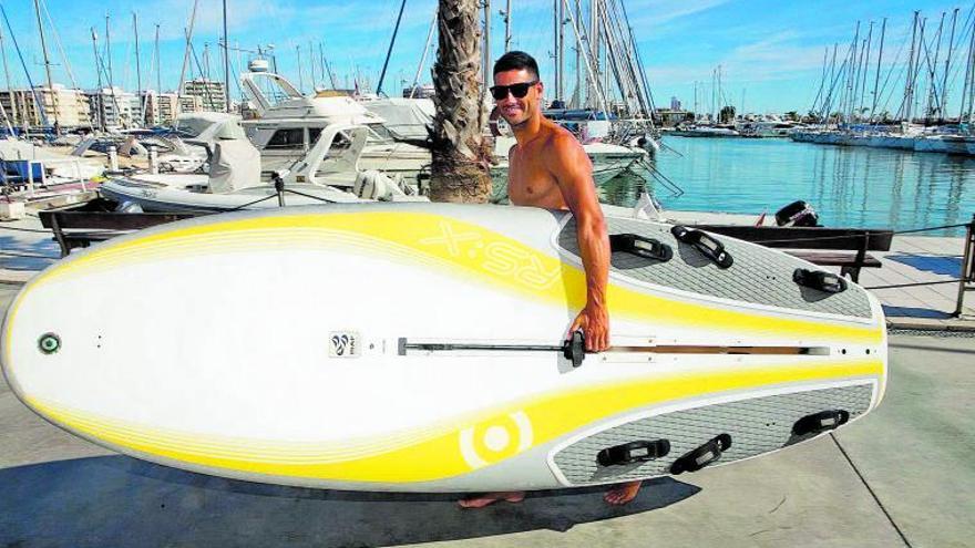 Iván Pastor lleva la tabla durante un día de entrenamiento en Santa Pola.